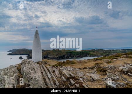 Vista del Beacon di Baltimora e ingresso al porto di Baltimora a West Cork Foto Stock