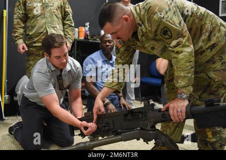 La Guardia Nazionale del South Carolina ospita la Giornata degli Affari militari per i candidati della Leadership Columbia, il 3 maggio 2022, il McCrady Training Center e la base della Guardia Nazionale congiunta McEntire, South Carolina. Leadership Columbia è un programma di sviluppo aziendale incentrato su questioni critiche nella comunità locale; enfatizza l'apprendimento pratico per lo sviluppo di capacità di problem-solving e leadership. Durante la visita I soldati della guardia nazionale dell'esercito hanno mostrato le capacità e le missioni uniche della guardia nazionale del South Carolina. I 60 candidati hanno girato varie strutture, osservato interattivo dis Foto Stock