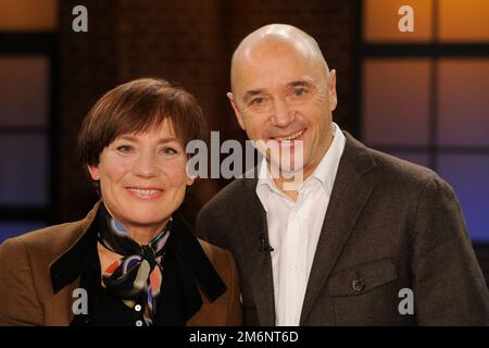 Colonia, Germania. 05th Jan, 2023. ROSI MITTERMAIER morì all'età di 72 anni dopo una lunga e grave malattia. FOTO D'ARCHIVIO: Christian NEUREUTHER, ex sciatore, con la moglie Rosi MITTERMAIER, ex sciatore, ritratto, ritratto, immagine singola, Motivo singolo ritagliato, come ospite del programma 'Koelner Treff' sulla televisione WDR, 01/21/2011. ?SVEN SIMON#Prinzess-Luise-Strasse 41#45479 Muelheim/R uhr #tel. 0208/9413250#fax. 0208/9413260#GLSB bank, conto n.: 4030 025 100, BLZ 430 609 67# www.SvenSimon.net. Credit: dpa/Alamy Live News Foto Stock