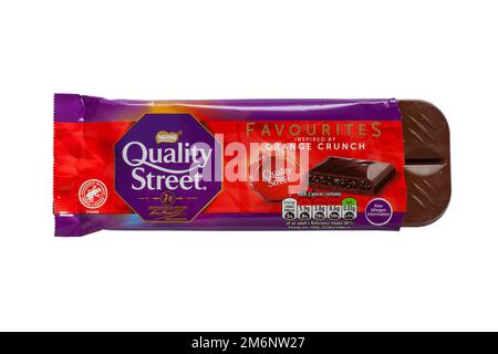 Bar of Quality Street Favourites ispirato alla barra di cioccolato Orange Crunch di Nestle aperto per mostrare contenuti su sfondo bianco Foto Stock