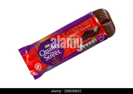 Bar of Quality Street Favourites ispirato alla barra di cioccolato Orange Crunch di Nestle aperto per mostrare contenuti su sfondo bianco Foto Stock