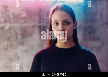 Giovane donna che fa piercing al salone di bellezza studio. Foto Stock