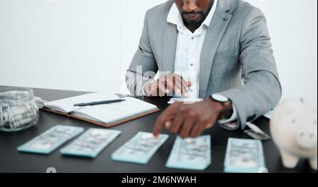 Contabilità, denaro e businessman pianificazione bilancio, investimenti finanziari e revisione su una calcolatrice. Cassa, profitto e ragioniere con controllo del reddito Foto Stock