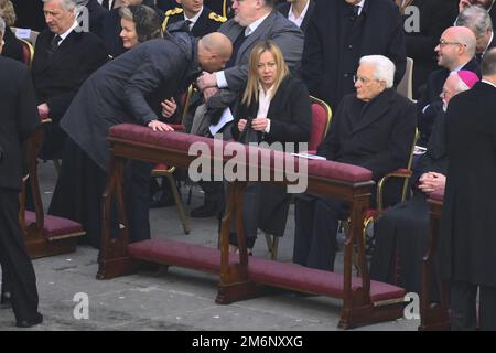 Vatican05th Jan, 2023. Sergio Mattarella e primo Ministro italiano Giorgia Meloni durante la Messa funeraria per il Papa emerito Benedetto XVI, il 5 gennaio 2023, nella Basilica di San Pietro, Città del Vaticano. Credit: Independent Photo Agency/Alamy Live News Foto Stock