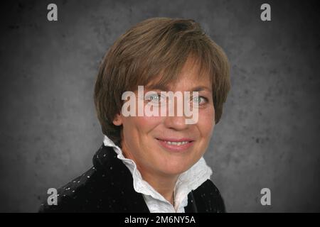 Colonia, Germania. 05th Jan, 2023. FOTO MONTAGE: ROSI MITTERMAIER morì all'età di 72 anni dopo una lunga e grave malattia. FOTO D'ARCHIVIO: Rosi MITTERMAIER, Germania, ex sciatore, sci alpino, ritratto, verticale, formato verticale, 10/13/2005. Credit: dpa/Alamy Live News Foto Stock