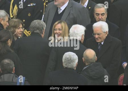 Vatican05th Jan, 2023. Sergio Mattarella e primo Ministro italiano Giorgia Meloni durante la Messa funeraria per il Papa emerito Benedetto XVI, il 5 gennaio 2023, nella Basilica di San Pietro, Città del Vaticano. Credit: Independent Photo Agency/Alamy Live News Foto Stock