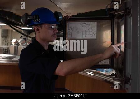 STATI UNITI Navy Aviation Ordnanceman 3rd Class Lawson Hatton, di Huntington Beach, California, assegnato alla portaerei USS John C. Stennis (CVN 74), gestisce un ascensore per le armi a bordo della nave, a Newport News, Virginia, 3 maggio 2022. Il John C. Stennis si trova nel cantiere navale di Newport News e lavora insieme a NNS, NAVSEA e appaltatori che conducono il rifornimento e la revisione complessa come parte della missione di consegnare la nave da guerra di nuovo nella lotta, in tempo e nel budget, per riprendere il suo dovere di difendere gli Stati Uniti. Foto Stock