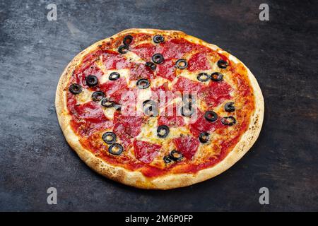 Tradizionale pizza italiana al salame con salame Foto Stock