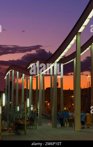 Footbrige a Port Vell, Rambla de Mar di notte, Barcellona, Catalogna, Spagna Foto Stock