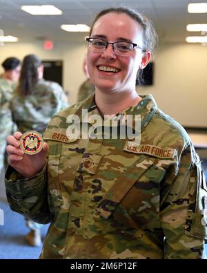 Master Sgt. Amanda Bates, program manager, Counterdrug Task Force, New Hampshire National Guard, mostra una moneta presentata a lei visitando il Gen. Daniel Hokanson, capo, National Guard Bureau, 3 maggio 2022, Alla base della Guardia Nazionale di Pease Air a Newington, New Hampshire. Bates e altri meritevoli soldati e Airmen del New Hampshire furono coniati dal generale durante il suo tour della base. Durante la visita, Hokanson si è anche riunito con i dirigenti senior dell'esercito del New Hampshire e della Guardia Nazionale aerea, inclusi gli adiuvanti generali di 11 stati, per discutere varie iniziative strategiche in una condivisione di informazioni Foto Stock