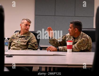 Da sinistra, il generale Daniel Hokanson, capo del National Guard Bureau, incontra il generale dell'Adjutant del New Hampshire David Mikolaities e altri dirigenti della New Hampshire Army e della Guardia Nazionale aerea durante una visita alla base della Guardia Nazionale aerea di Pease a Newington, New Hampshire, il 3 maggio 2022. Durante la visita, Hokanson e il suo team si sono anche riuniti con i generali di 11 stati per discutere le iniziative strategiche e condurre un forum di condivisione delle informazioni. Foto Stock