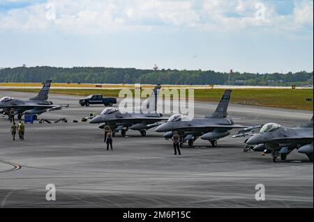 STATI UNITI Air Force F-16 Fighting Falcon i piloti e i capi equipaggio della 169th Fighter Wing, South Carolina Air National Guard, si preparano per la partenza dall'Air Dominance Center, un centro di addestramento per la preparazione al combattimento, situato a Savannah, Georgia il 3 maggio 2022 durante un allenamento pomeridiano. Sentry Savannah è un esercizio di forza totale integrato che mette in mostra la prontezza degli aerei da combattimento della nazione, mette alla prova le capacità dei nostri combattenti in un ambiente vicino ai pari e allena i nostri piloti di combattimento di nuova generazione per la lotta di domani. Foto Stock