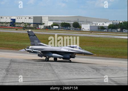 NEGLI STATI UNITI Air Force F-16 Fighting Falcon pilota della 169th Fighter Wing, South Carolina Air National Guard, taxi sulla linea di volo dell'Air Dominance Center, un centro di addestramento per la preparazione al combattimento, situato a Savannah, Georgia il 3 maggio 2022 prima del decollo pomeridiano. Sentry Savannah è un esercizio di forza totale integrato che mette in mostra la prontezza degli aerei da combattimento della nazione, mette alla prova le capacità dei nostri combattenti in un ambiente vicino ai pari e allena i nostri piloti di combattimento di nuova generazione per la lotta di domani. Foto Stock