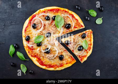 Tradizionale pizza italiana al tonno con tonno Foto Stock