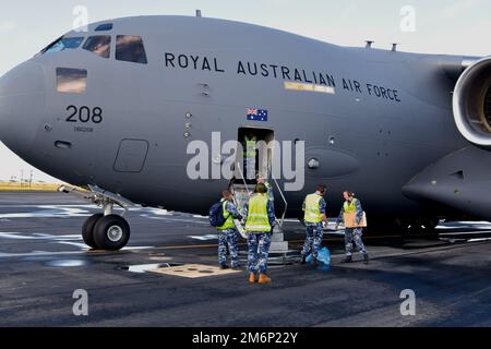 I membri della Royal Australian Air Force portano gli articoli finali a bordo di un C-17 Globemaster III prima di decollare per la prima missione di addestramento di Exercise Global Dexterity 2022 presso la Joint base Pearl Harbor-Hickam, Hawaii, 3 maggio 2022. Exercise Global Dexterity 2022 ha portato un RAAF C-17 e l'equipaggio nella 15th Wing per volare insieme sia agli aerei statunitensi che alla Hawaii Air National Guard. Foto Stock