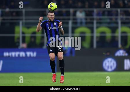 Milano, Italia. 04th Jan, 2023. Milano Skriniar del FC Internazionale in azione durante la Serie A partita di calcio tra FC Internazionale e SSC Napoli allo Stadio Giuseppe Meazza il 4 gennaio 2023 a Milano Italia . Credit: Marco Canoniero/Alamy Live News Foto Stock