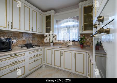 Bianco classico cucina accogliente e sala da pranzo in casa di città Foto Stock