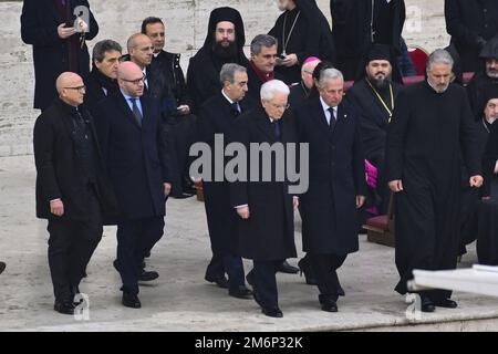 Vatican05th Jan, 2023. Il Presidente italiano Sergio Mattarella durante la Messa funeraria per il Papa Emerito Benedetto XVI del 5 gennaio 2023 nella Basilica di San Pietro, Città del Vaticano. Credit: Independent Photo Agency/Alamy Live News Foto Stock