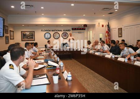 220503-N-DB801-0039 ST. AGOSTINO, Fla. - (3 maggio 2022) -- posteriore ADM. Jim Aiken, comandante, Stati Uniti Naval Forces Southern Command/U.S. 4th Fleet, commenta il 27th° MST (Maritime staff Talks), in cui gli Stati Uniti hanno ospitato delegati della marina brasiliana, il 3 maggio 2022. MSTS sostiene la strategia marittima degli Stati Uniti costruendo e rafforzando le relazioni di lavoro con gli Stati Uniti e le nazioni partner. Foto Stock
