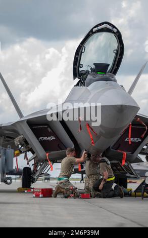 Gli aerei assegnati allo Squadrone della generazione dei combattenti 43d, Eglin Air Force base, Florida, rimuovono un pannello su un F-22 Raptor in preparazione per eseguire le oscillazioni di ingranaggio al Savannah Hilton Head International Airport, Georgia, 3 maggio 2022. La 325th Fighter Wing ha inviato più di 200 persone e 22 aerei a partecipare a Sentry Savannah, un esercizio di addestramento vicino ai pari ospitato dal Air Dominance Center della Guardia Nazionale aerea. Foto Stock