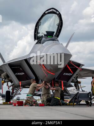 Gli aerei assegnati allo Squadrone della generazione dei combattenti 43d, Eglin Air Force base, Florida, rimuovono un pannello su un F-22 Raptor in preparazione per eseguire le oscillazioni di ingranaggio al Savannah Hilton Head International Airport, Georgia, 3 maggio 2022. La 325th Fighter Wing ha inviato più di 200 persone e 22 aerei a partecipare a Sentry Savannah, un esercizio di addestramento vicino ai pari ospitato dal Air Dominance Center della Guardia Nazionale aerea. Foto Stock