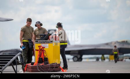 Gli aerei assegnati allo Squadrone della generazione dei combattenti 43d, Eglin Air Force base, Florida, si preparano ad eseguire ispezioni di preflight su un F-22 Raptor all'Aeroporto Internazionale Hilton Head di Savannah, Georgia, 3 maggio 2022. La 325th Fighter Wing ha inviato più di 200 persone e 22 aerei a partecipare a Sentry Savannah, un esercizio di addestramento vicino ai pari ospitato dal Air Dominance Center della Guardia Nazionale aerea. Foto Stock