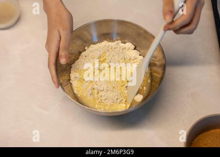 Preparare la pasta di hotteok del pane del biscotto prima della cottura, montare e impastare in una pasta dalle mani Foto Stock