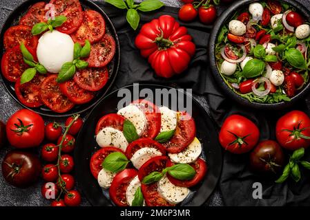 Dieta e sane insalate di pomodoro con rucola, pomodori ciliegini, burrata, mozzarella Foto Stock