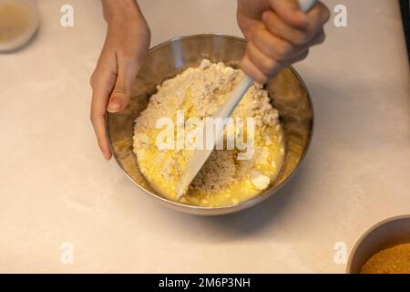 Preparare la pasta di hotteok del pane del biscotto prima della cottura, montare e impastare in una pasta dalle mani Foto Stock