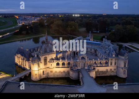 Francia, Oise (60), le Château de Chantilly et son jardin à la francese de André le Nôtre (vue aérienne) // Francia, Oise, il castello di Chantilly e. Foto Stock