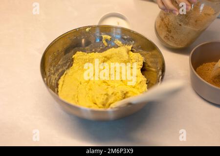 Preparare l'impasto di hotteok per il pane prima della cottura, montare e frullare in una pasta Foto Stock