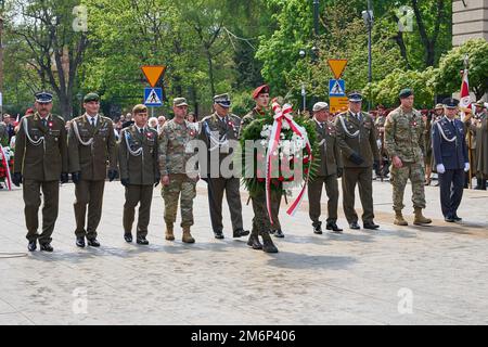 Il comando, il corpo V e il maggiore di Sgt. Timothy Parnell, il maggiore del sergente delle operazioni, il corpo V (Forward) e i membri dell'esercito polacco prendono parte ad una cerimonia di posa della corona al Monumento di Grunwald a Cracovia, Polonia, 3 maggio 2022. La posa della wreath­­­ fa parte delle celebrazioni annuali della Giornata della Costituzione a Cracovia. La Giornata della Costituzione, una festa polacca, è una celebrazione della dichiarazione della Costituzione polacca il 3 maggio 1791. Foto Stock