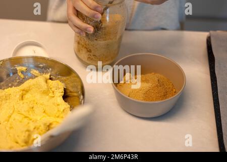 Preparare la pasta di hotteok del pane del biscotto prima della cottura, montare e impastare in una pasta dalle mani Foto Stock