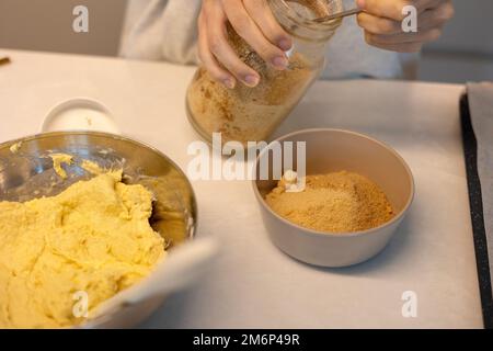 Preparare la pasta di hotteok del pane del biscotto prima della cottura, montare e impastare in una pasta dalle mani Foto Stock