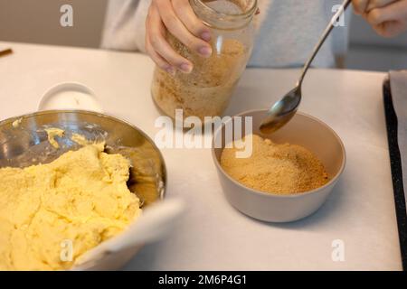 Preparare la pasta di hotteok del pane del biscotto prima della cottura, montare e impastare in una pasta dalle mani Foto Stock