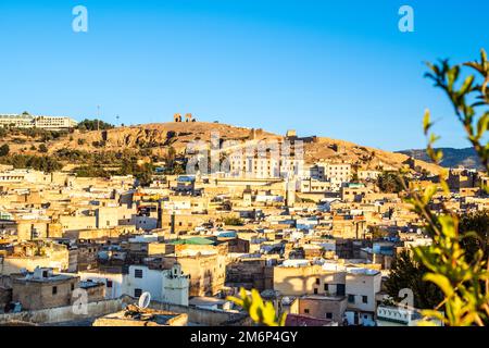 Bellissimo paesaggio urbano della medina araba a Fez, Marocco, Nord Africa Foto Stock