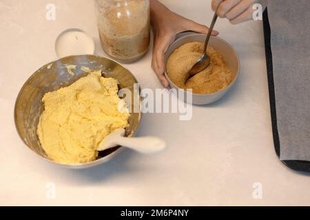 Preparare la pasta di hotteok del pane del biscotto prima della cottura, montare e impastare in una pasta dalle mani Foto Stock