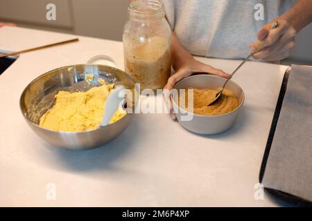 Preparare la pasta di hotteok del pane del biscotto prima della cottura, montare e impastare in una pasta dalle mani Foto Stock