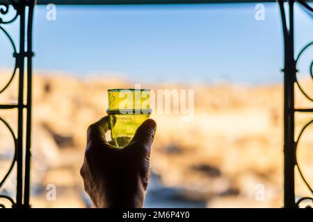 Bicchiere di tè alla menta marocchino sullo sfondo della vecchia medina di Fez, preso dalla casa, Marocco, Nord Africa Foto Stock