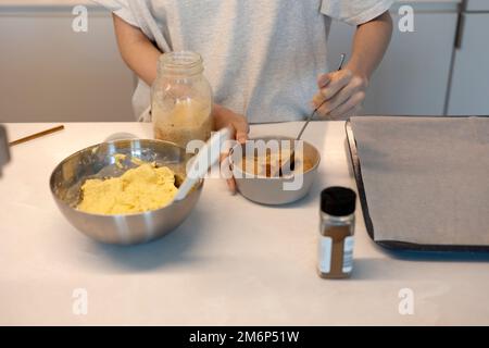 Preparare la pasta di hotteok del pane del biscotto prima della cottura, montare e impastare in una pasta dalle mani Foto Stock