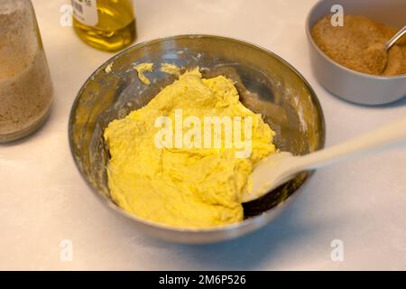 Preparare l'impasto di hotteok per il pane prima della cottura, montare e frullare in una pasta Foto Stock