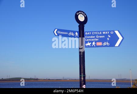 Metal Signpost per la Bay Cycle Way tra Glasson e Lancaster sul fiume Lune nel Lancashire, Inghilterra, Regno Unito. Foto Stock