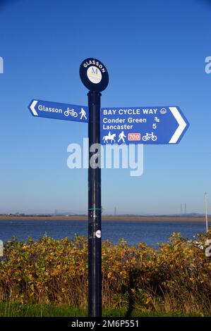 Metal Signpost per la Bay Cycle Way tra Glasson e Lancaster sul fiume Lune nel Lancashire, Inghilterra, Regno Unito. Foto Stock