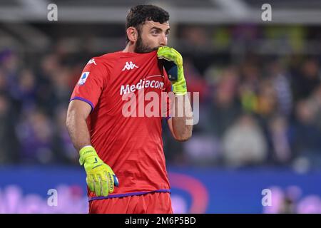 Firenze, Italia. 04th Jan, 2023. Pietro Terracciano (ACF Fiorentina) durante ACF Fiorentina vs AC Monza, campionato italiano di calcio Serie A match a Firenze, gennaio 04 2023 Credit: Independent Photo Agency/Alamy Live News Foto Stock