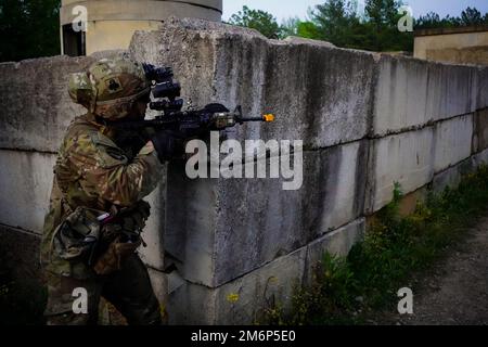 Soldati da 2nd battaglione, 327th reggimento di fanteria 'No Slack', 1st squadra di combattimento Brigade, 101st Divisione Airborne (Air Assault) ha condotto un raid su un composto urbano con il supporto di sappers da 326th Battaglione ingegnere Brigade durante l'operazione letal Eagle 2, Fort Campbell, Ky. I Sappers hanno infranto attraverso una porta prima che i soldati da No Slack entrino e sgomberino il composto. Foto Stock