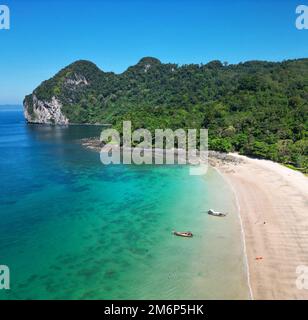 Un alto angolo di Koh Mook Charlie Beach resort con scogliere rocciose boscose in una giornata di sole Foto Stock