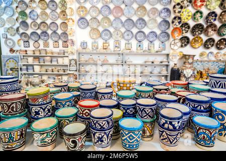 Scaffali pieni di prodotti in ceramica fatti a mano in fabbrica di ceramica a Fez, Marocco, Nord Africa Foto Stock