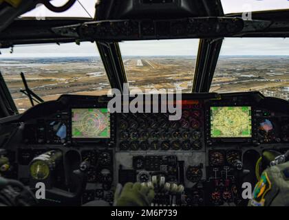 Uno Stratofortress B-52H assegnato al 69th Bomb Squadron arriva per un atterraggio il 3 maggio 2022, alla base dell'aeronautica militare di Minot, North Dakota. Il B-52H è un bombardiere pesante a lungo raggio, in grado di trasportare fino a 20 missili da crociera lanciati dall'aria. Foto Stock