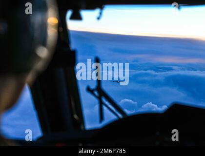 Uno Stratofortress B-52H assegnato al 69th Bomb Squadron dalla base dell'aeronautica militare Minot vola sul North Dakota il 3 maggio 2022. Grazie all'impiego del rifornimento aereo, la gamma del B-52H è limitata solo dalla durata del suo equipaggio e può volare senza rifornimento per 8.800 miglia. Foto Stock