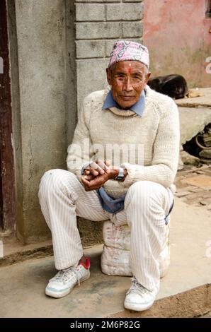 Volti del Nepal: Uomo maturo in bianco Foto Stock